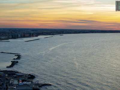 Il tutto mentre il sole volge al tramonto, lasciando cos� spazio al bagliore del faro, l�indiscusso guardiano del mare